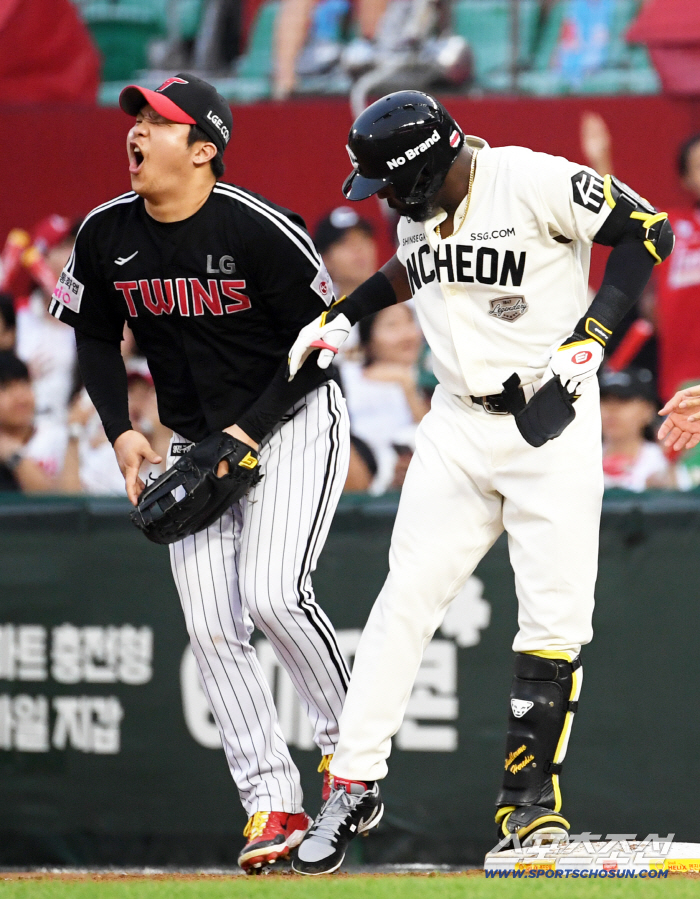 Stop. First baseman Moon Bo-kyung's foot. I'm sorry. I don't know what to do