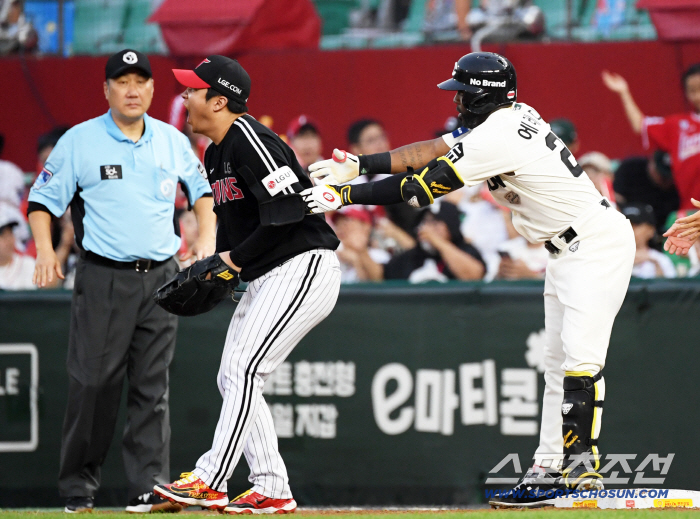 Stop. First baseman Moon Bo-kyung's foot. I'm sorry. I don't know what to do