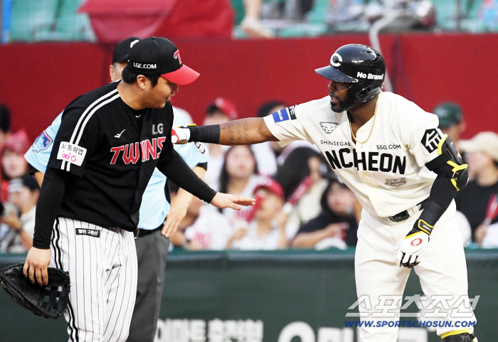 Stop. First baseman Moon Bo-kyung's foot. I'm sorry. I don't know what to do