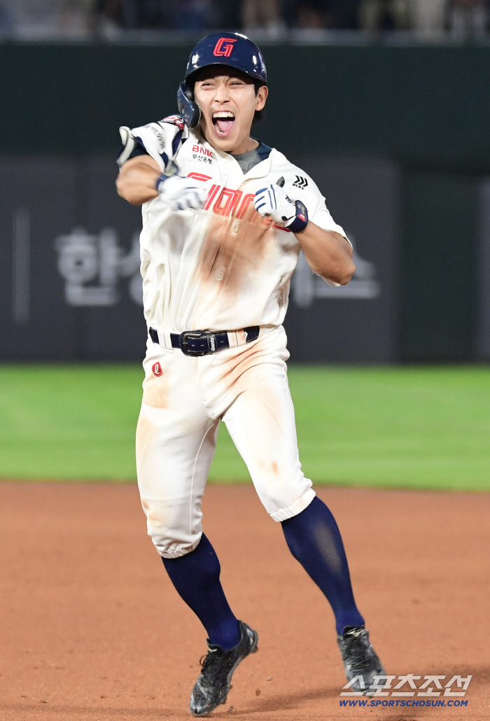 Wasn't it a special skill? Hwang Sung-bin, who almost became an escape hero for eight consecutive losses, blew the game with excessive drive on base 