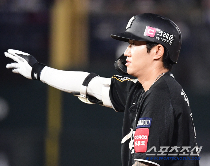 We can't lose a sweep to the last place, so we failed to bunt, Kim Min-hyuk's reversal of a reverse double, 53 wins, and KT's return to 50%. Cho Hyung-joon's first S 