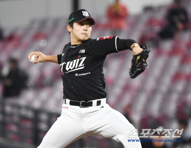 We can't lose a sweep to the last place, so we failed to bunt, Kim Min-hyuk's reversal of a reverse double, 53 wins, and KT's return to 50%. Cho Hyung-joon's first S 