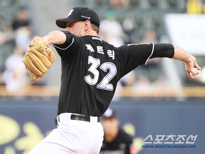 We can't lose a sweep to the last place, so we failed to bunt, Kim Min-hyuk's reversal of a reverse double, 53 wins, and KT's return to 50%. Cho Hyung-joon's first S 