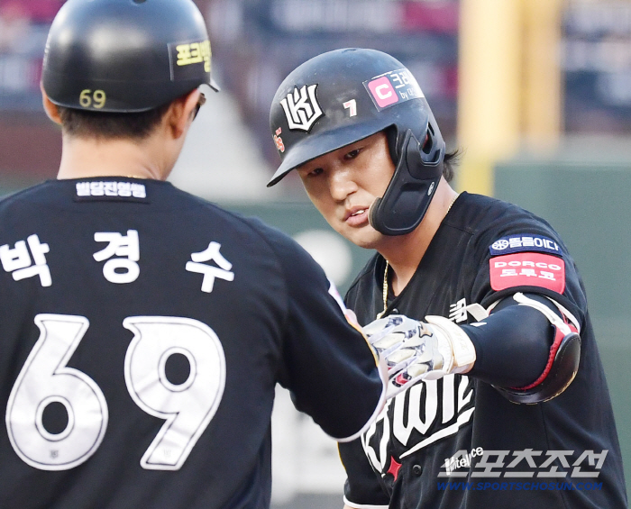 We can't lose a sweep to the last place, so we failed to bunt, Kim Min-hyuk's reversal of a reverse double, 53 wins, and KT's return to 50%. Cho Hyung-joon's first S 