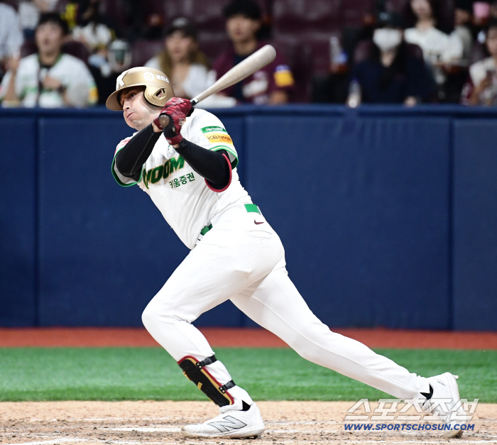 We can't lose a sweep to the last place, so we failed to bunt, Kim Min-hyuk's reversal of a reverse double, 53 wins, and KT's return to 50%. Cho Hyung-joon's first S 