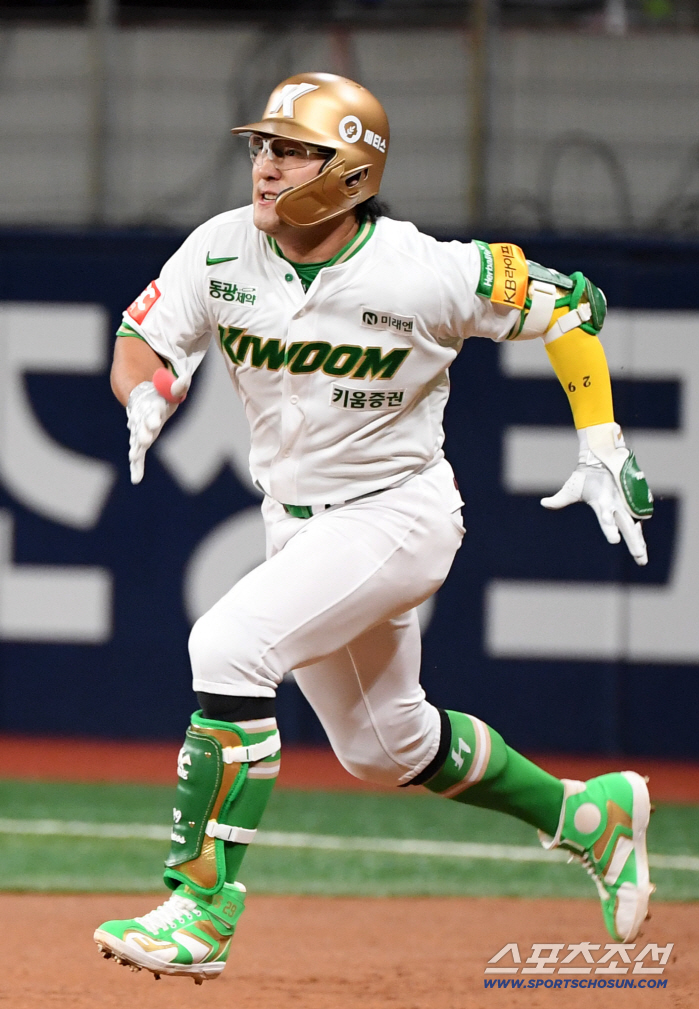 We can't lose a sweep to the last place, so we failed to bunt, Kim Min-hyuk's reversal of a reverse double, 53 wins, and KT's return to 50%. Cho Hyung-joon's first S 