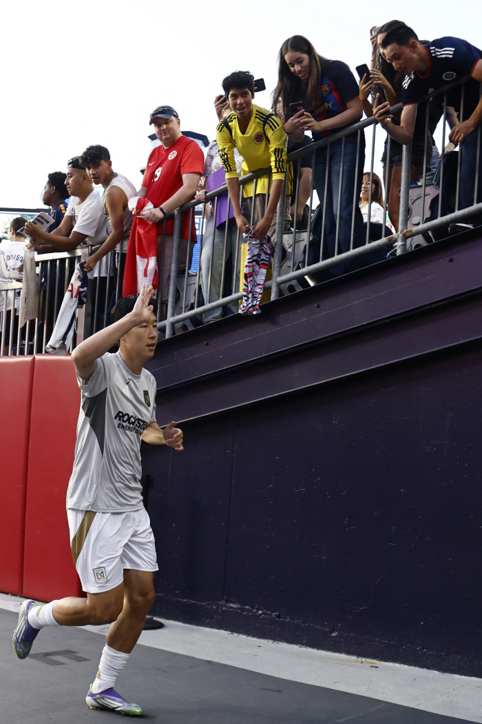 What a bummer! Debut goal! First MLS starter Son Heung-min missed his shot in the 26th minute of the first half and LAFC finished with 00 in the first half
