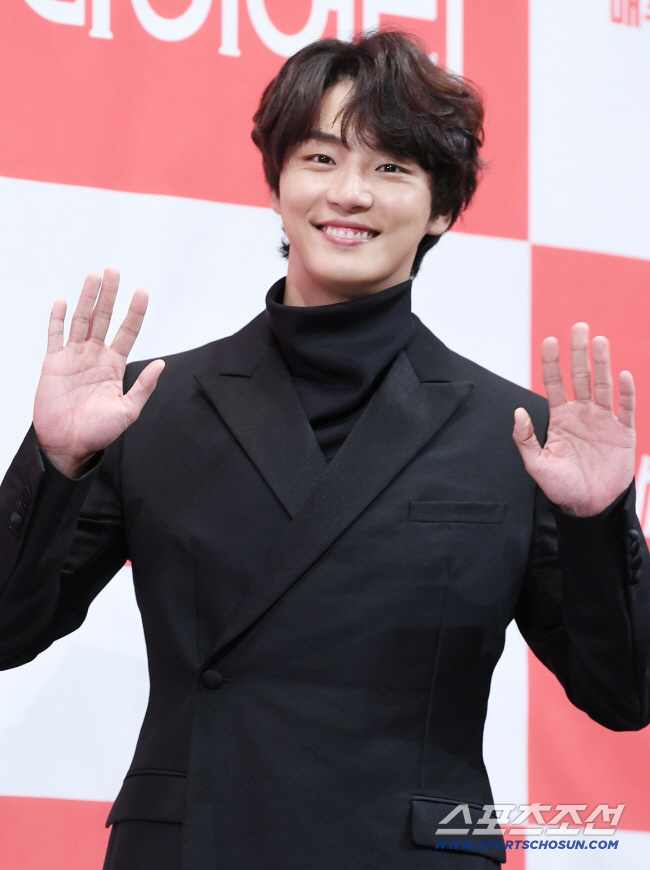 Yoon Siyoon Reveals Family Story for the First Time
