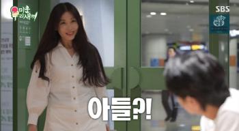 Yoon Siyoon revealed for the first time during her long straight hair..My mom is so young