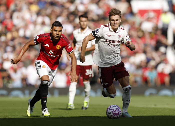 Amorim 2.0, who poured 380 billion won into the front alone, overwhelmed his performance, but 22 shootings Manchester United lost to Arsenal in the opening match