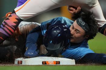  Thank God! There is no after-crash symptom Team Parbay Kim Ha-sung tries to hit in four consecutive games, and the 6th shortstop selected against SF on the 18th