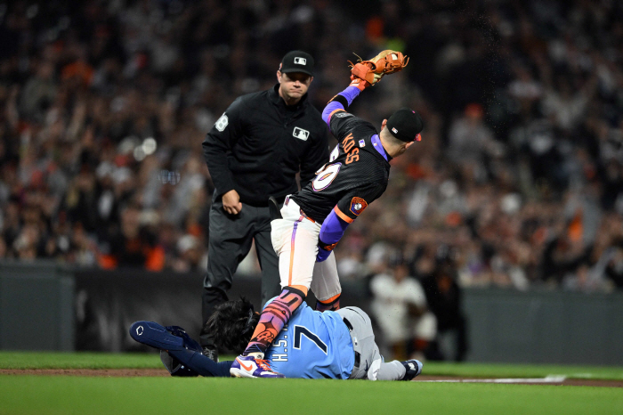  Thank God! There is no after-crash symptom Team Parbay Kim Ha-sung tries to hit in four consecutive games, and the 6th shortstop selected against SF on the 18th