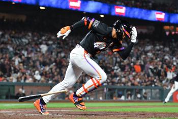  This is crazy! Lee Junghoo! A delightful double explosion from the first at-bat, his 28th of the season. Leadoff Plan Successful