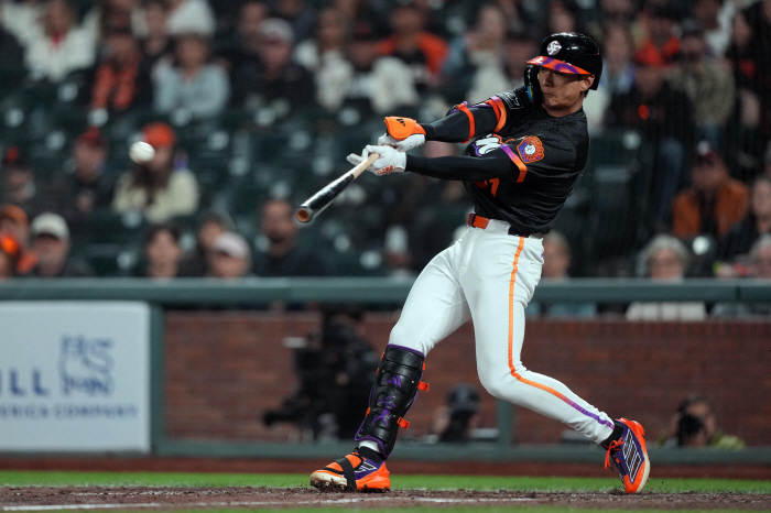  This is crazy! Lee Junghoo! A delightful double explosion from the first at-bat, his 28th of the season. Leadoff Plan Successful