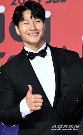 Dermatologist ♥ Park Myung-soo and Kim Jong-guk are having a hard time with the news of their marriage, so why get married