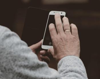 An elderly man in his 70s who fell in love with AI's virtual beauty is absurd to demand divorce from his wife