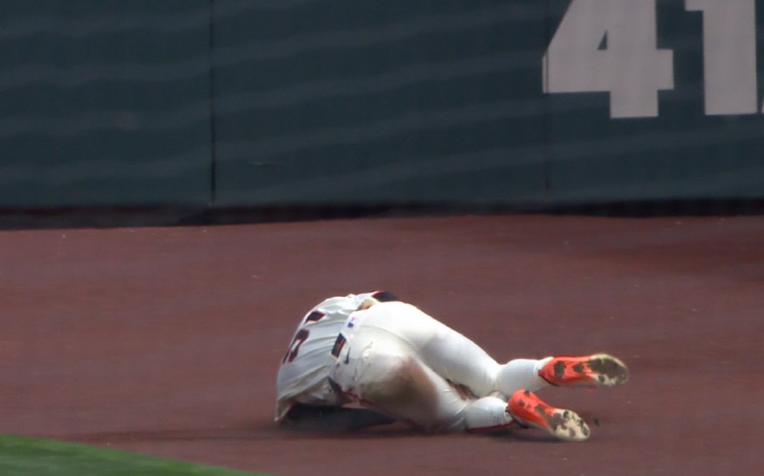 He caught his knee with a 92% chance of getting a hit, and SF coach Lee Jung-hoo was worried about his injury