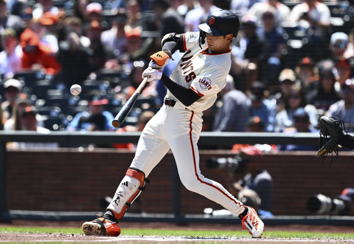He caught his knee with a 92% chance of getting a hit, and SF coach Lee Jung-hoo was worried about his injury