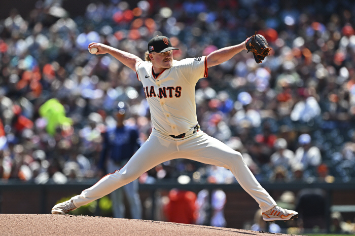 He caught his knee with a 92% chance of getting a hit, and SF coach Lee Jung-hoo was worried about his injury