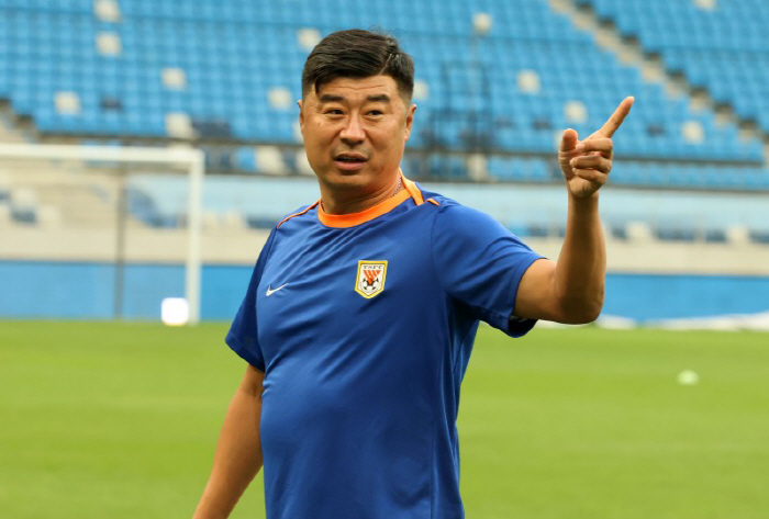 He kicked out Choi Kang-hee, and even the leader of his own country... Stupid Self-Praised Sandong Still Attractive Team