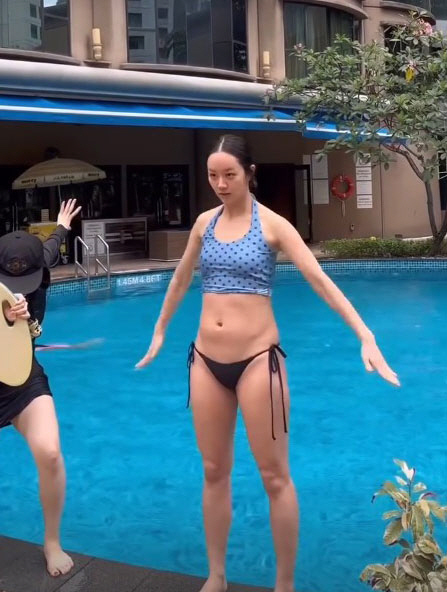 Hyeri's lean body showing off in black bikini...Fans like it. So many people like it