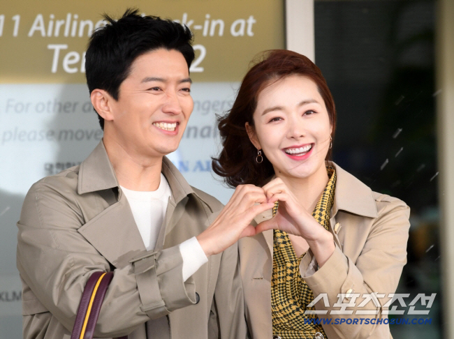In Kyo-jin is happy these days → Soi-hyun is coercive about happiness...You were a couple who encouraged marriage, what happened? (Same Bed, Different Dreams 2)