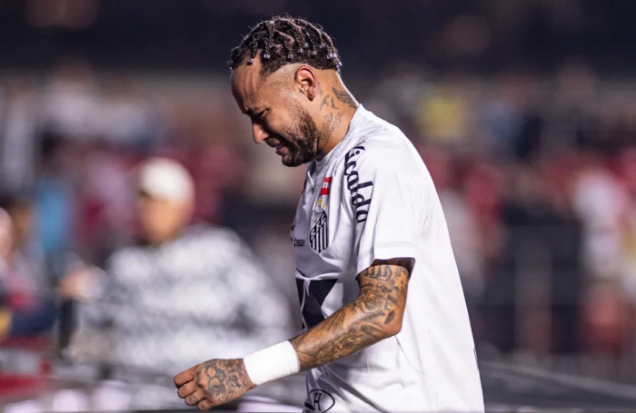 It's a shame that I came to my hometown to see this... Neymar sobbing in front of his team's Santos 06 crushing defeat, and his reason for the biggest humiliation of his life!