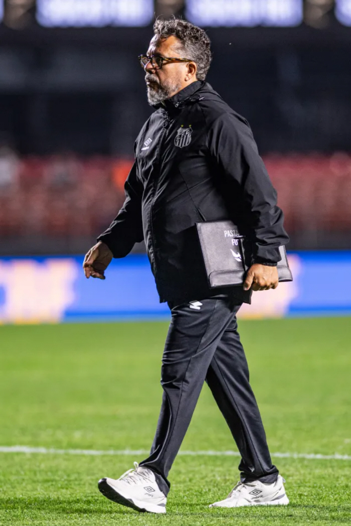 It's a shame that I came to my hometown to see this... Neymar sobbing in front of his team's Santos 06 crushing defeat, and his reason for the biggest humiliation of his life!