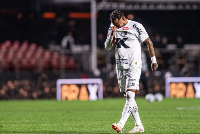 It's a shame that I came to my hometown to see this... Neymar sobbing in front of his team's Santos 06 crushing defeat, and his reason for the biggest humiliation of his life!