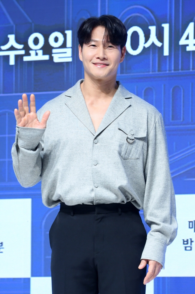 Kim Jong-kook's marriage was reported during the filming of Running Man. 'I couldn't make an album, but I only made half of it.'