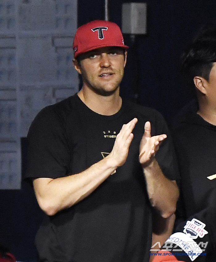 Nails that didn't give up even after 2 outs in the 9th inning welcomed their best friend batteries with hopeful applause