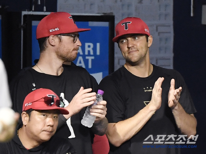 Nails that didn't give up even after 2 outs in the 9th inning welcomed their best friend batteries with hopeful applause 