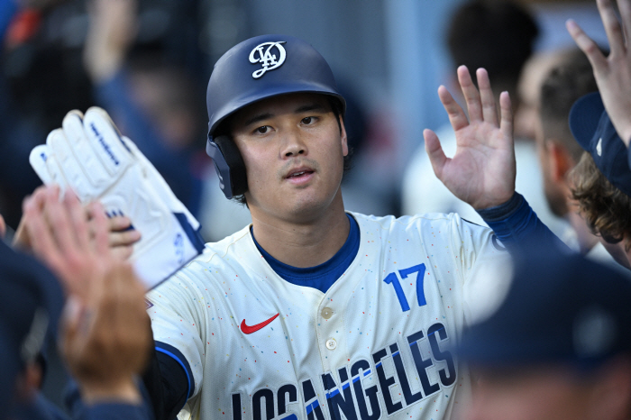 Ohtani (MLB) who runs home once a day, crosses the fence every three days, and steals once a week, a milestone even Ruth couldn't do