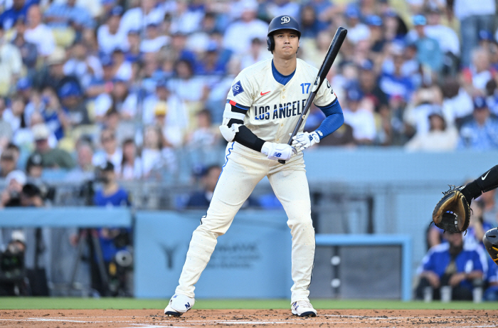 Ohtani (MLB) who runs home once a day, crosses the fence every three days, and steals once a week, a milestone even Ruth couldn't do