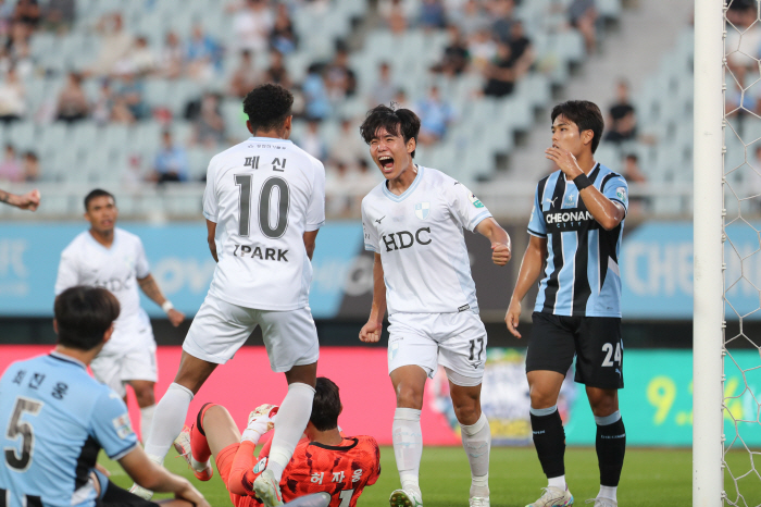 Back-to-back → Goal drought escaped from dark history, director Cho Sung-hwan's white fever fell, which was shocking, but sighing