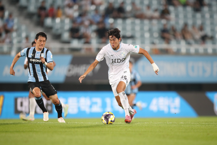 Back-to-back → Goal drought escaped from dark history, director Cho Sung-hwan's white fever fell, which was shocking, but sighing
