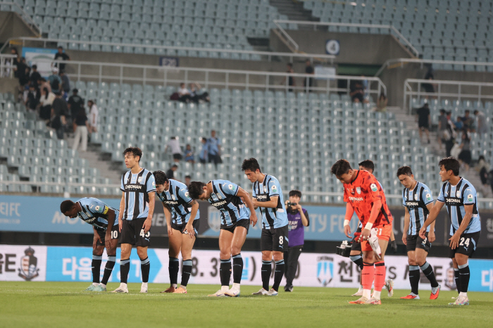  We didn't do well. We failed. Director Kim Tae-wan made a lot of mistakes and quality of passes a sincere confession