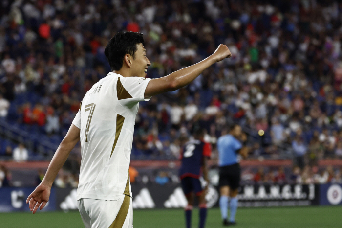 SON FEVER, there's no better compliment than this! Messi and comparable SON effect  LAFC lost masterpiece. Son Heung-min is blowing on and off the ground