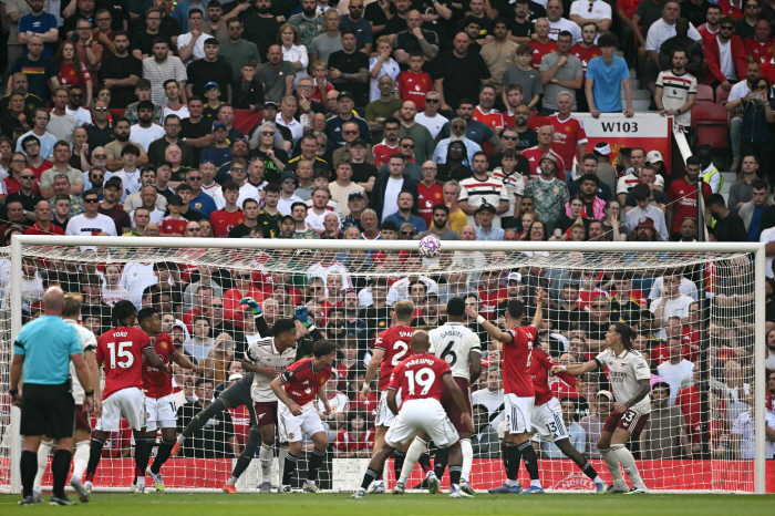 What's the point of investing 200 million pounds!  BBC also has a sigh of relief, Manchester United goalkeeper's game-winner has a surprising backfire problem