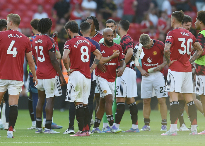 What's the point of investing 200 million pounds!  BBC also has a sigh of relief, Manchester United goalkeeper's game-winner has a surprising backfire problem