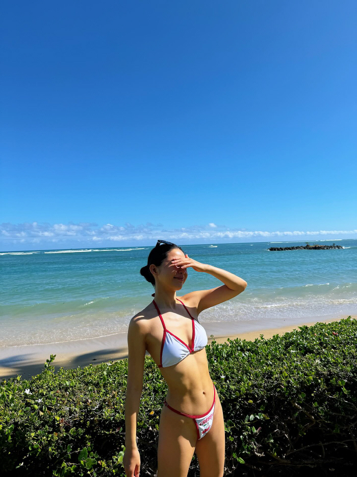 When did you manage it like this?MAMAMOO Solar's flawless bikini body → Surprise abs