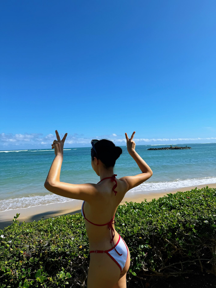 When did you manage it like this?MAMAMOO Solar's flawless bikini body → Surprise abs