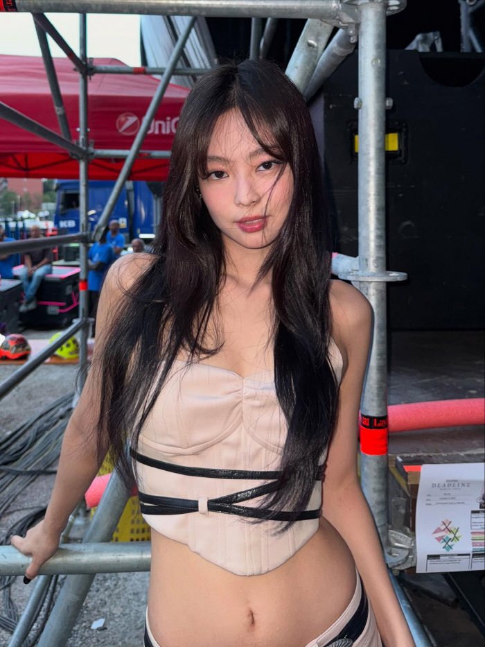 Why is Hello Kitty stuck there?Jenny's Milan performance was overwhelming and local fans were excited