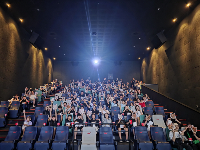 The best gift for summer vacation...Zombie Daughter Holds Special Screening for Youth