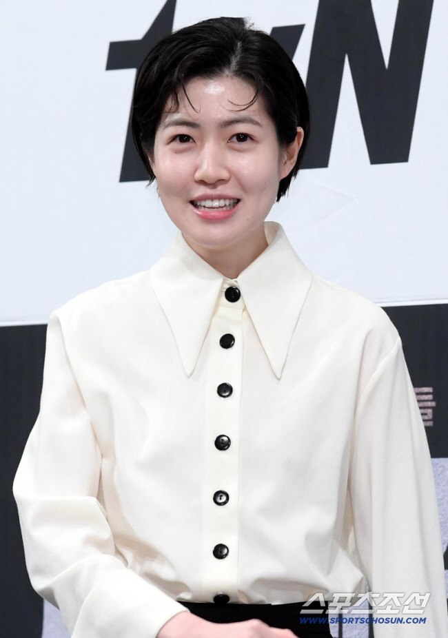 How do you feel in Korean? Shim Eun-kyung won the best award at the Locarno Film Festival
