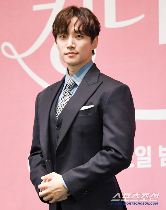 Lee Junho Opens Weverse Community to Deepen Global Fan Communication