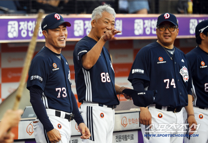  Cho Sung-hwan, acting coach of Gotho, greets Hanwha players