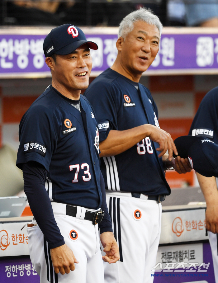  Cho Sung-hwan, acting coach of Gotho, greets Hanwha players