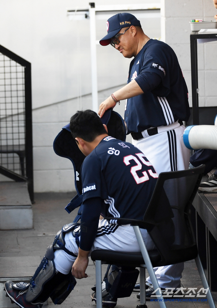  Coach Cho In-sung takes care of Yang Eui-ji