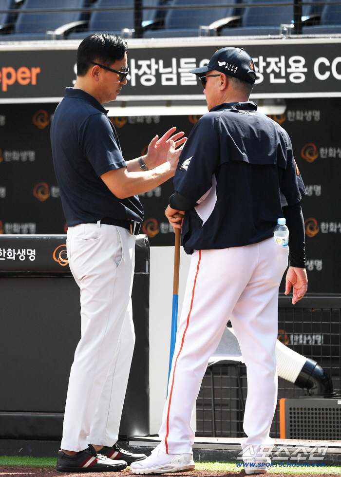  Commentator Choi Won-ho visited Director Kim Kyung-moon